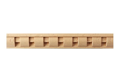 Modanatura in legno decorata a dentelli