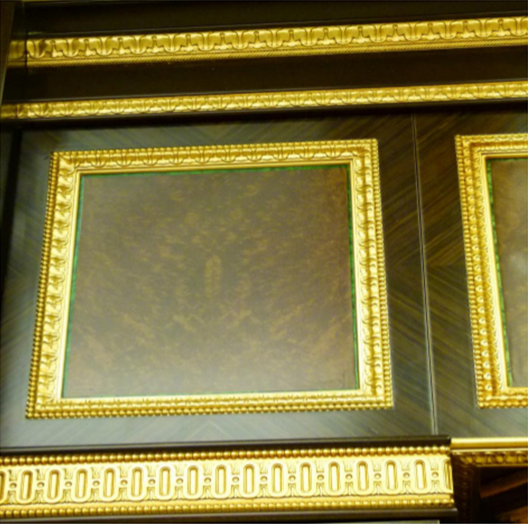 Boiserie de madera con modluras talladas pintadas de oro